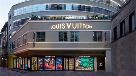 louis vuitton store in via monte napoleone a milano|louis vuitton store.